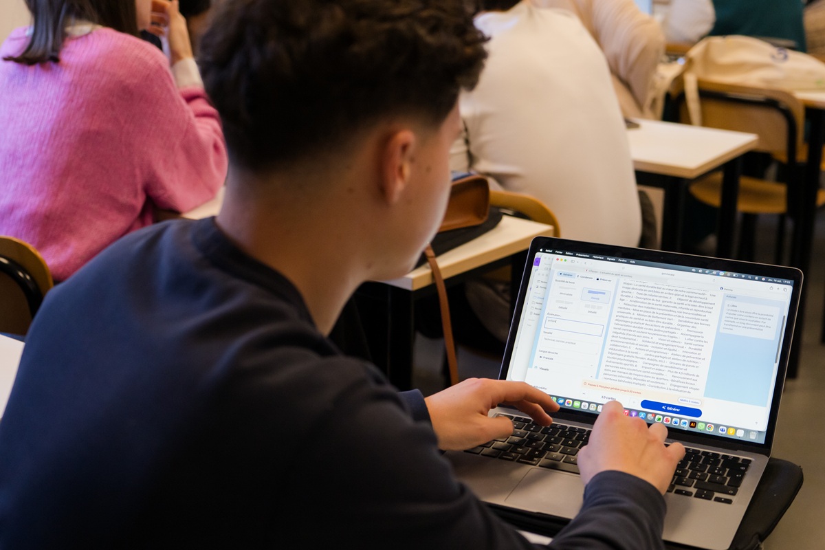 Jeune professionnel travaillant sur un ordinateur portable