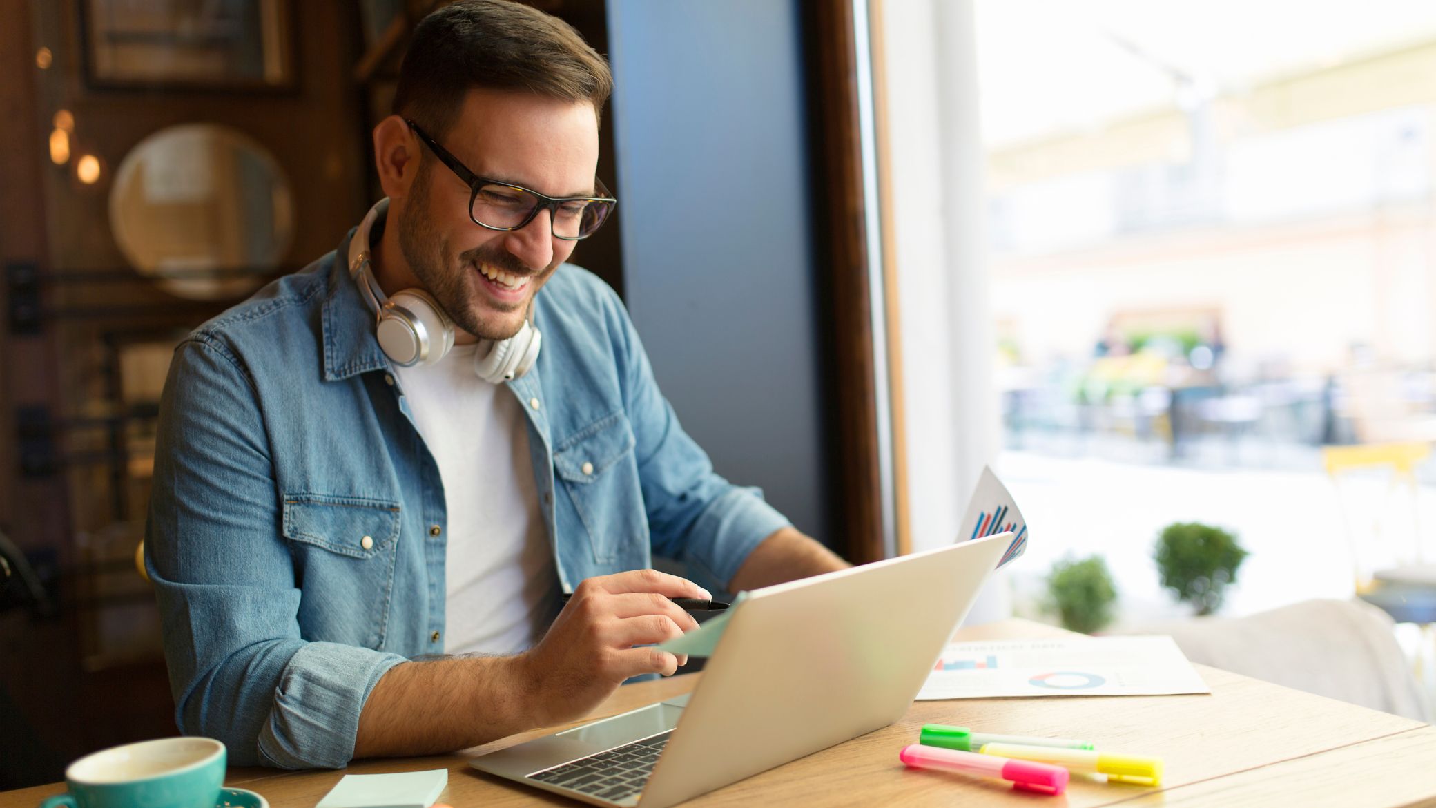 Espace de travail moderne avec ordinateur et outils digitaux, symbolisant une reconversion professionnelle dans le marketing